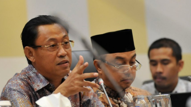 Ketua Komisi XI Ahmadi Noor Supit (kiri) 
