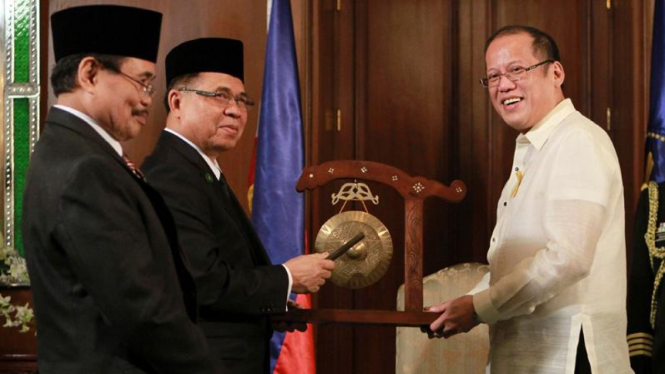  pemimpin MILF Ebrahim Murad (tengah)