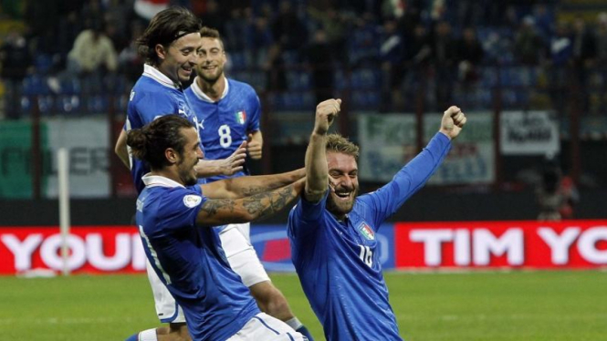 Gelandang Italia, Daniele De Rossi (depan) disambut rekan-rekannya