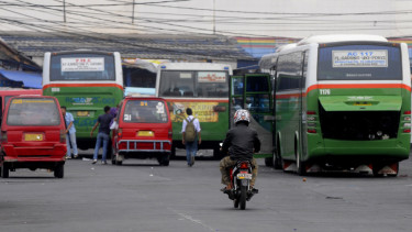 Ilustrasi/Kendaraan angkutan penumpang yang sedang berkumpul di Terminal Pulogadung