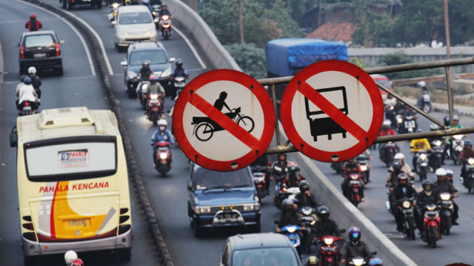 Pengendara Motor Abaikan Rambu Lalulintas