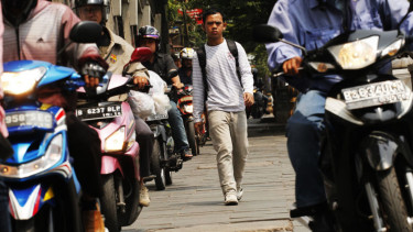 Pengendara Motor Merampas Hak Pejalan Kaki