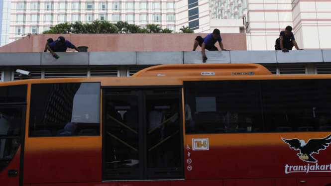 Perawatan Halte Trans Jakarta Bunderan HI