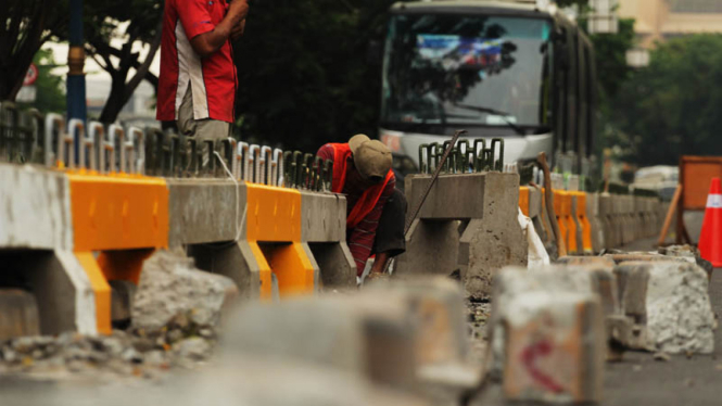 Peninggian Pembatas Jalur Trans Jakarta
