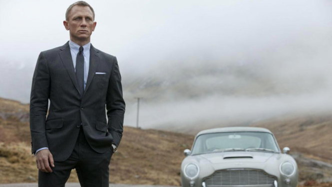 Daniel Craig bermain dalam film Skyfall.