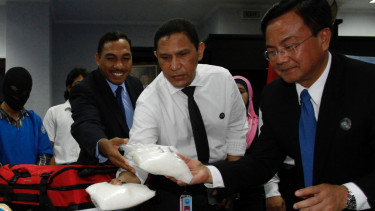 Irjen Pol Benny Mamoto (kanan) saat masih bertugas sebagai Deputi Pemberantasan Narkotika di BNN. (Foto ilustrasi)
