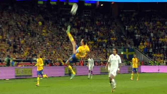 Zlatan Ibrahimovic saat melepaskan tendangan ke gawang Inggris