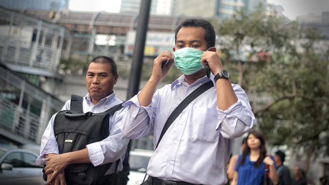 Warga pakai masker karena polusi udara meningkat. (Foto ilustrasi)