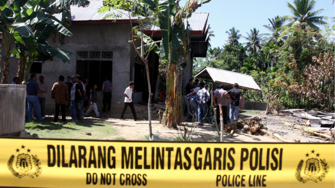 Garis polisi di suatu lokasi kejadian perkara. 
