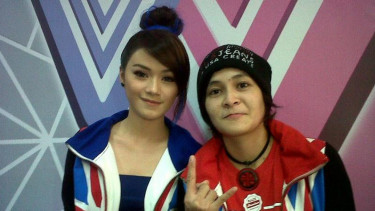 Mitha bersama rekannya di The Virgin, Dara.