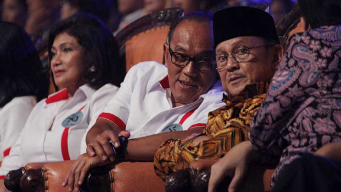 Ketua Dewan Pembina Partai Golkar Aburizal Bakrie dan Presiden ketiga RI BJ Habibie.