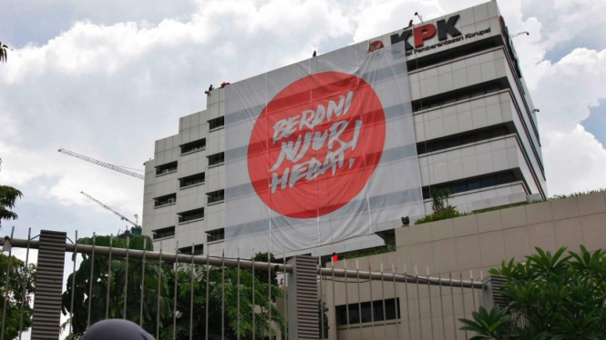 spanduk raksasa di gedung KPK