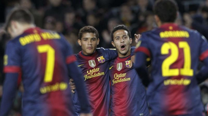 Pemain Barcelona merayakan gol.