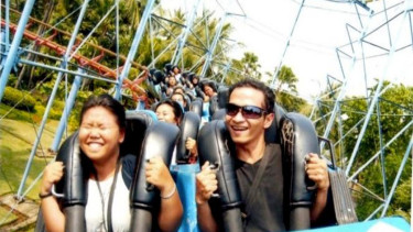 Menikmati rollercoaster di Dufan.