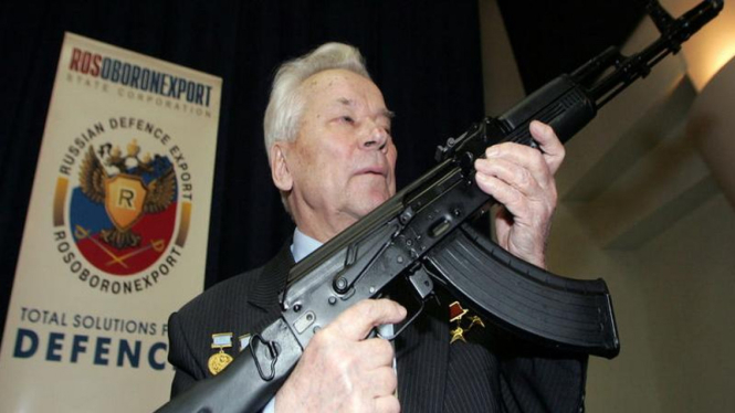 Pencipta AK-47 Mikhail Timofeyevich Kalashnikov.