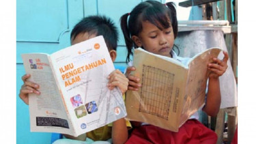 Anak SD membaca.
