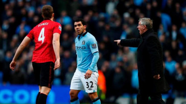 Pemain ManCity, Carlos Tevez (tengah) bersitegang dengan pemain MU