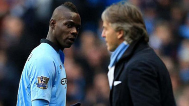 Mario Balotelli melirik tajam ke arah Roberto Mancini