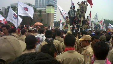 Aksi demonstrasi perangkat desa di Gedung DPR