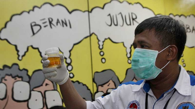 Tes Urine oleh BNN