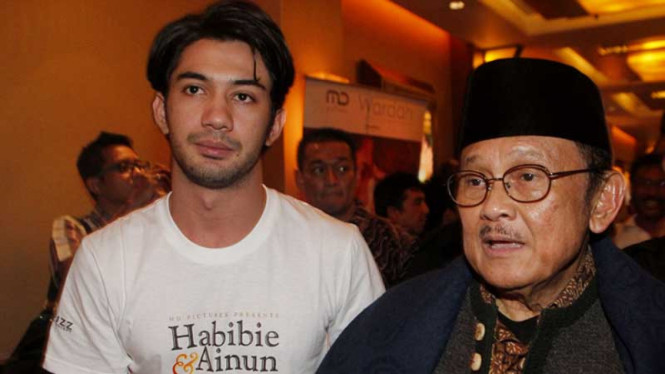 Reza Rahadian dan BJ Habibie saat acara Screening Film Habibie & Ainun beberapa waktu silam.