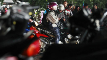 Berteduh di Kolong Tol
