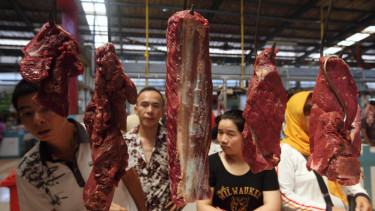Pembeli Daging Sapi di Pasar BSD