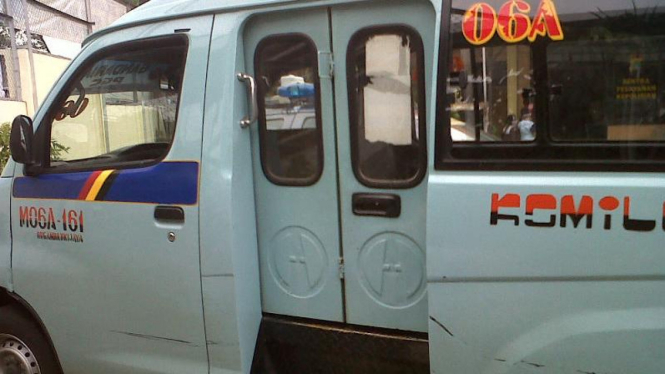 Angkot yang dibajak pengamen