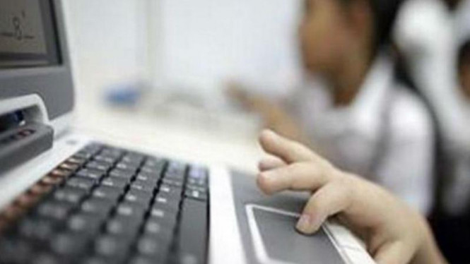 Anak-anak berselancar Internet.