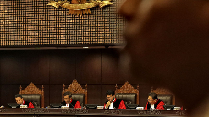 Sejumlah hakim Mahkamah Konstitusi beberapa tahun lalu 