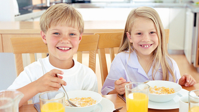 Anak sarapan.