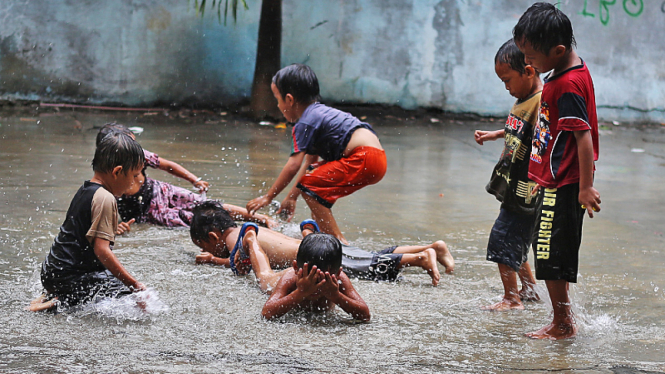 Anak-anak Bermain Air Hujan