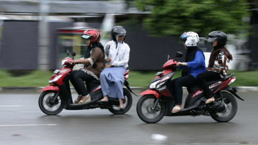 Larangan mengangkang bagi penumpang motor