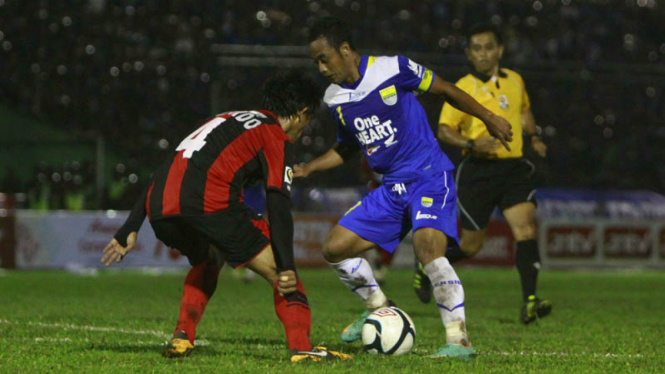 Laga Persib Bandung kontra Persipura Jayapura.