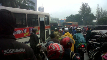 Macet Total di Jala Sudirman Akibat Banjir