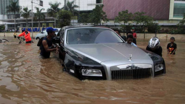 Mobil Super Mewah Rolls-Royce Terendam Banjir Jakarta