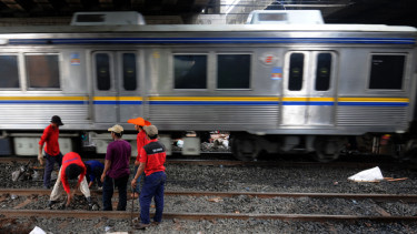 KRL Melintasi Tanggul Latuharhary