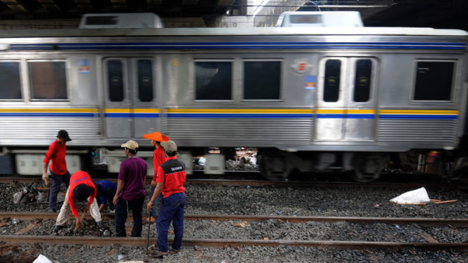 KRL Melintasi Tanggul Latuharhary
