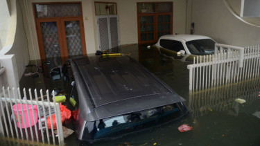 Mobil Terendam Banjir di Pluit