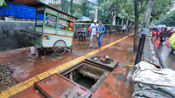 Trotoar Rusak di Sudirman