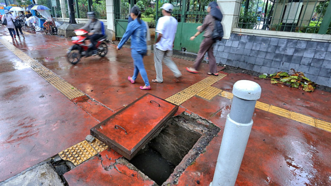 Trotoar Rusak di Sudirman