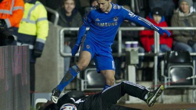 Pemain Chelsea, Eden Hazard, saat terlibat insiden dengan anak gawang
