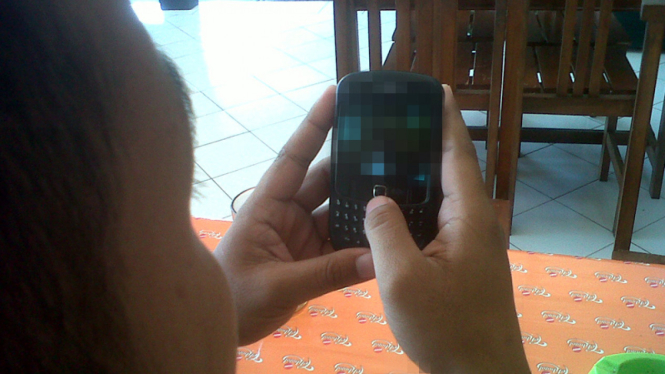 Video mesum menyebar melalui HP. Foto ilustrasi.