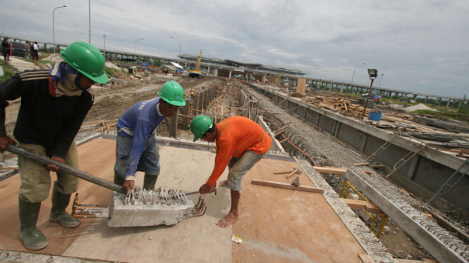 Sejumlah pekerja saat menyelesaikan proyek infrastruktur.  (Ilustrasi)