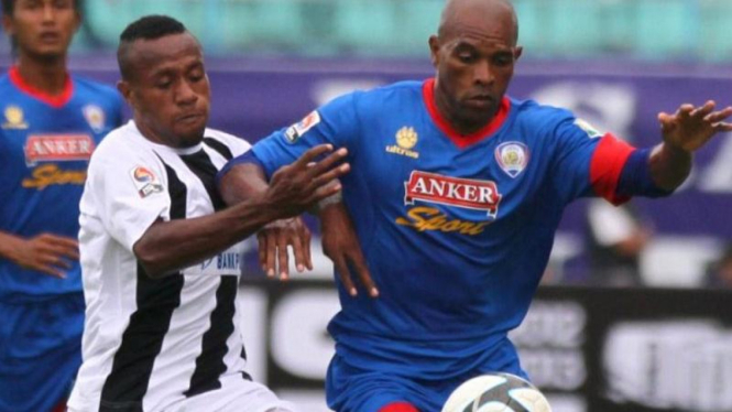 Pemain Arema Indonesia, Keith Kayamba Gumbs (kanan)