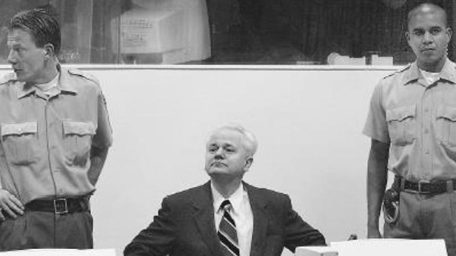 Mantan Presiden Yugoslavia Slobodan Milosevic saat di persidangan.