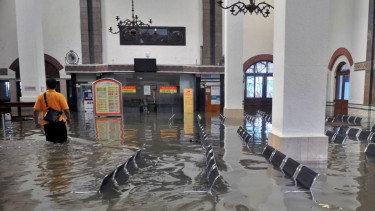 Stasiun Tawang Semarang banjir