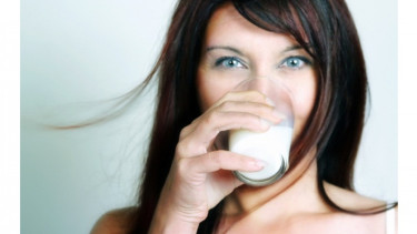 Wanita minum susu