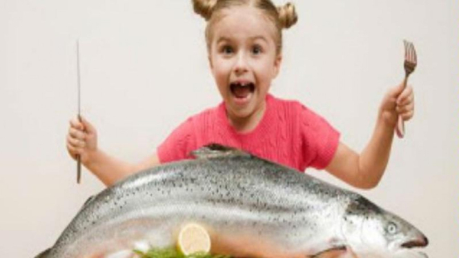  ilustrasi anak kecil makan ikan