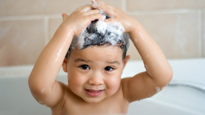 Anak mandi.